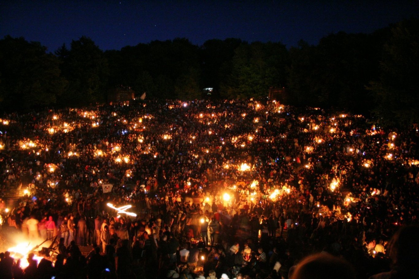 Bild der Menschenmenge in der Walpurgisnacht auf der Thingstätte auf dem Heiligenberg in Heidelberg.